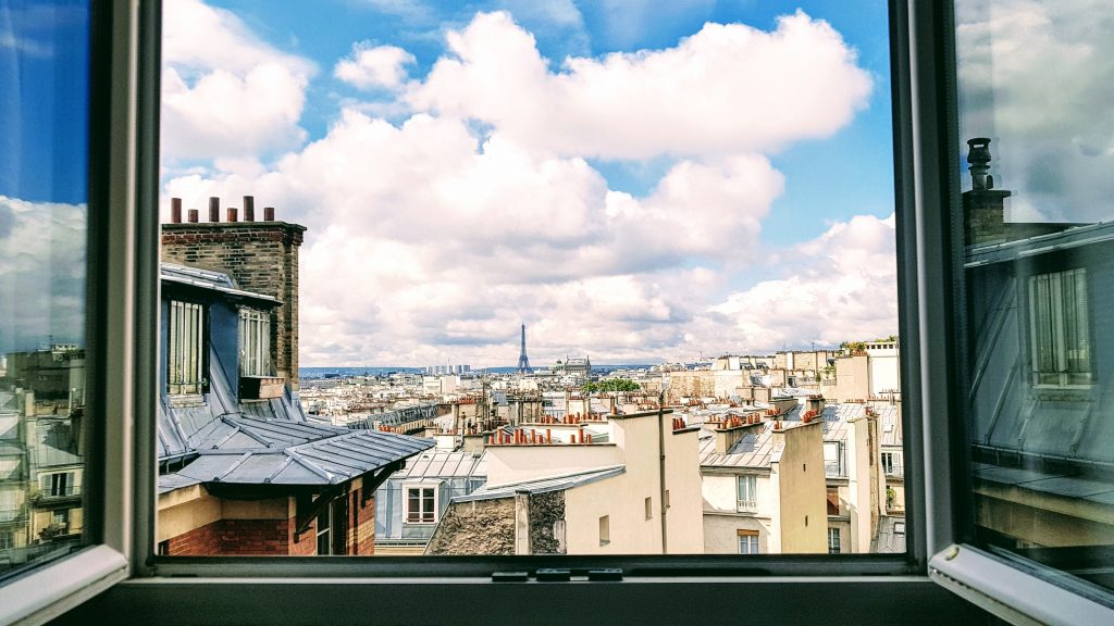 Vue sur Paris depuis une fenêtre